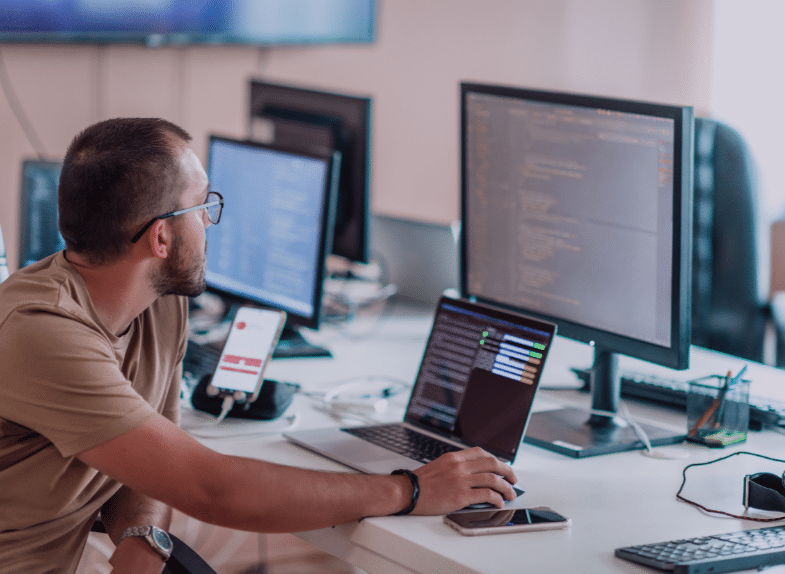 מה כדאי ללמוד קודם: Python או Java? המדריך לבחירה נכונה ב-2026